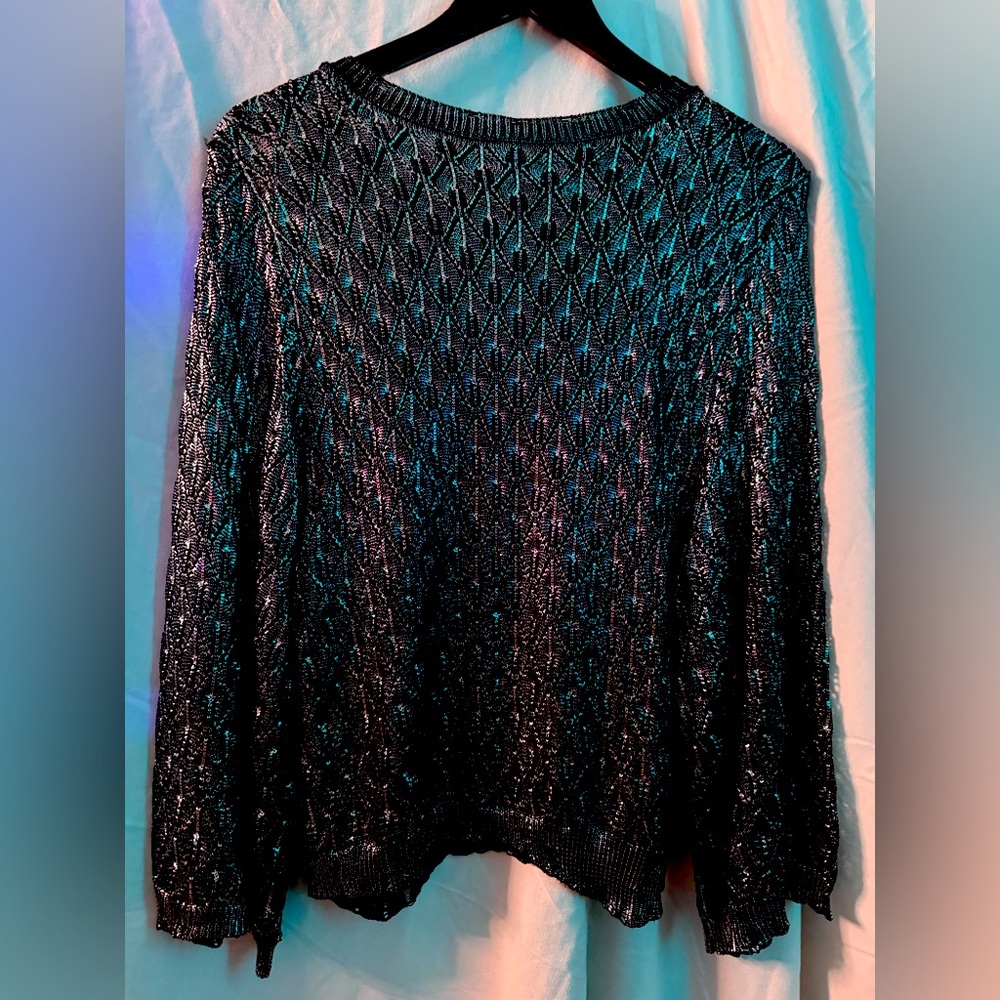 Never worn - yves saint laurent top
Unisex
Size small